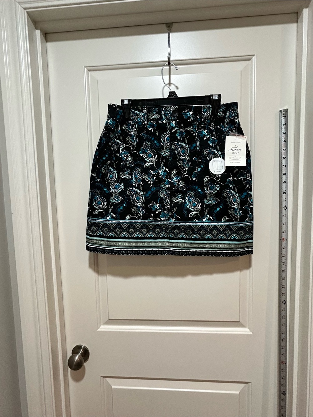Croft & Barrow classic  Black Skort with Teal Paisley Border women’s size 6. NWT